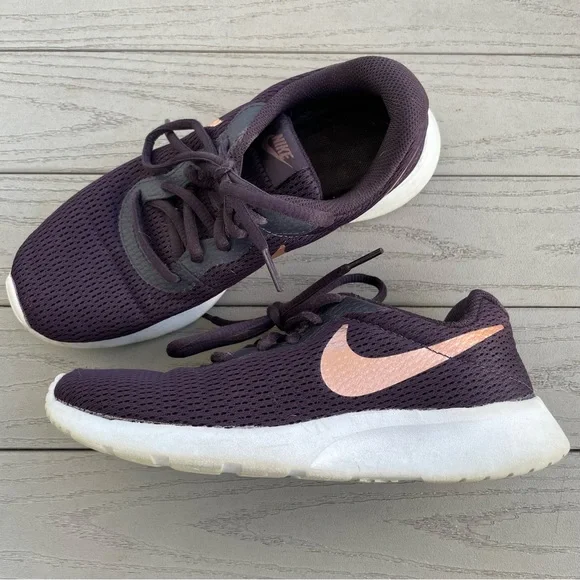 Tanjun Rose Gold Nike Black And Gold Womens Sneakers Nike